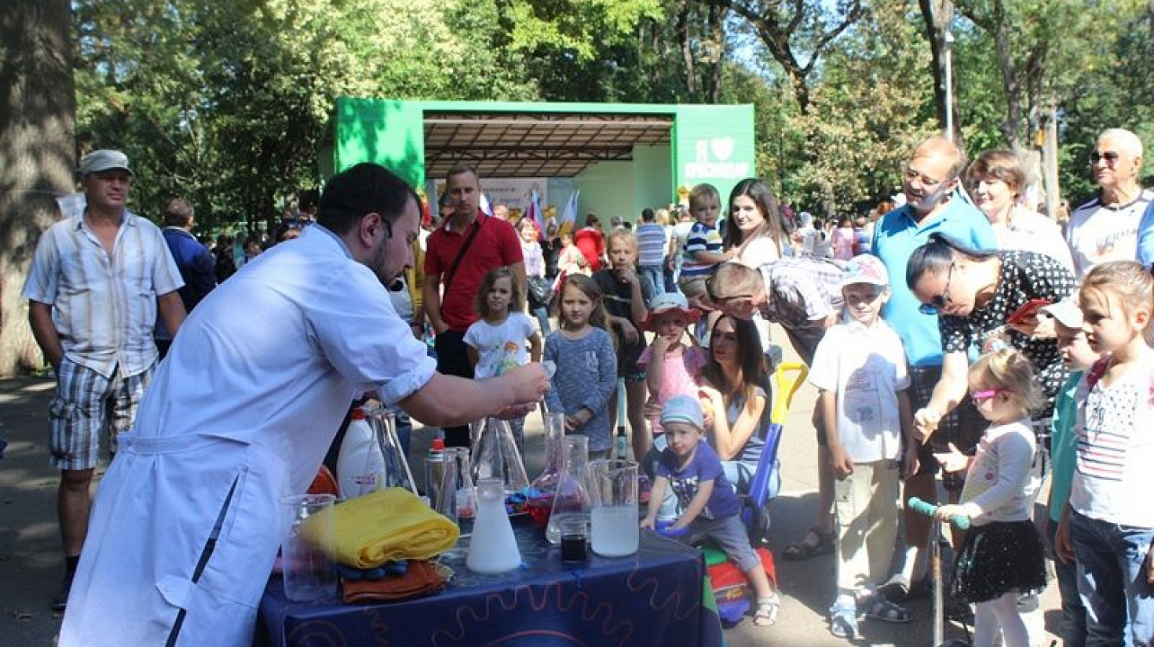 В Чистяковской роще прошел окружной театрализованный праздник, посвященный Дню города