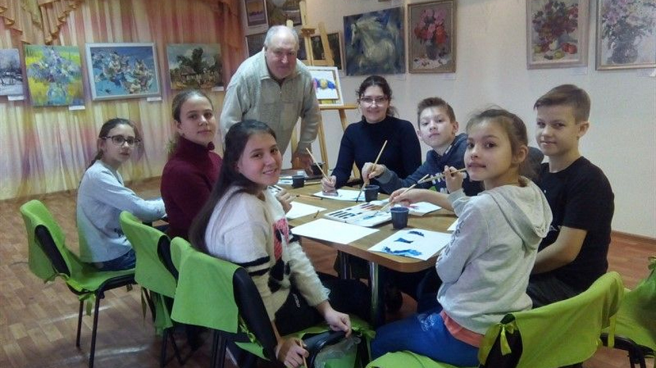 Детский мастер-класс по акварельной живописи прошел в Центре имени Николая Котлярова.jpg