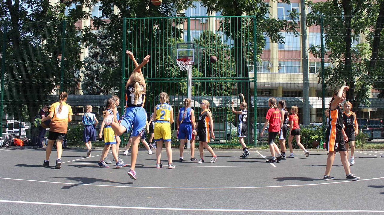 В сквере Дружбы стартовали зональные соревнования Всекубанского турнира по уличному баскетболу