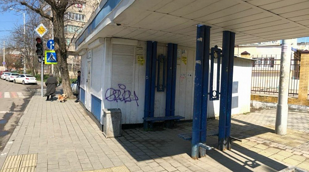 В Краснодаре ведется снос нестационарного торгового объекта по ул. им. Красина