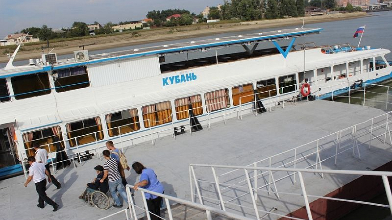 Инвалиды Центрального округа отправились на речную прогулку