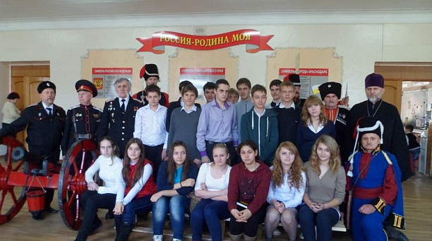 Школу № 54 посетили член Совета ветеранов КубГТУ Геннадий Пелипенко и представители казачьего общества