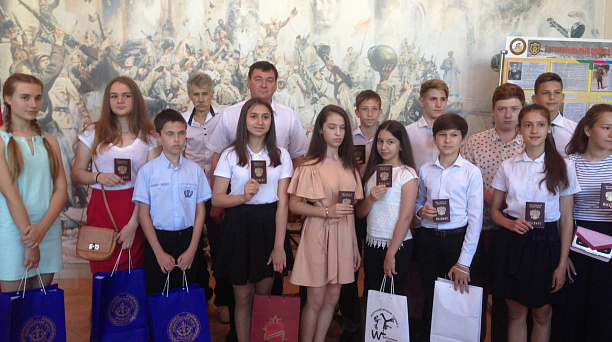 14-летним гражданам Западного округа торжественно вручили паспорта