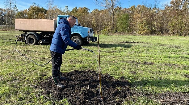 По поручению Евгения Наумова в поселке Лазурном заложили новую аллею 
