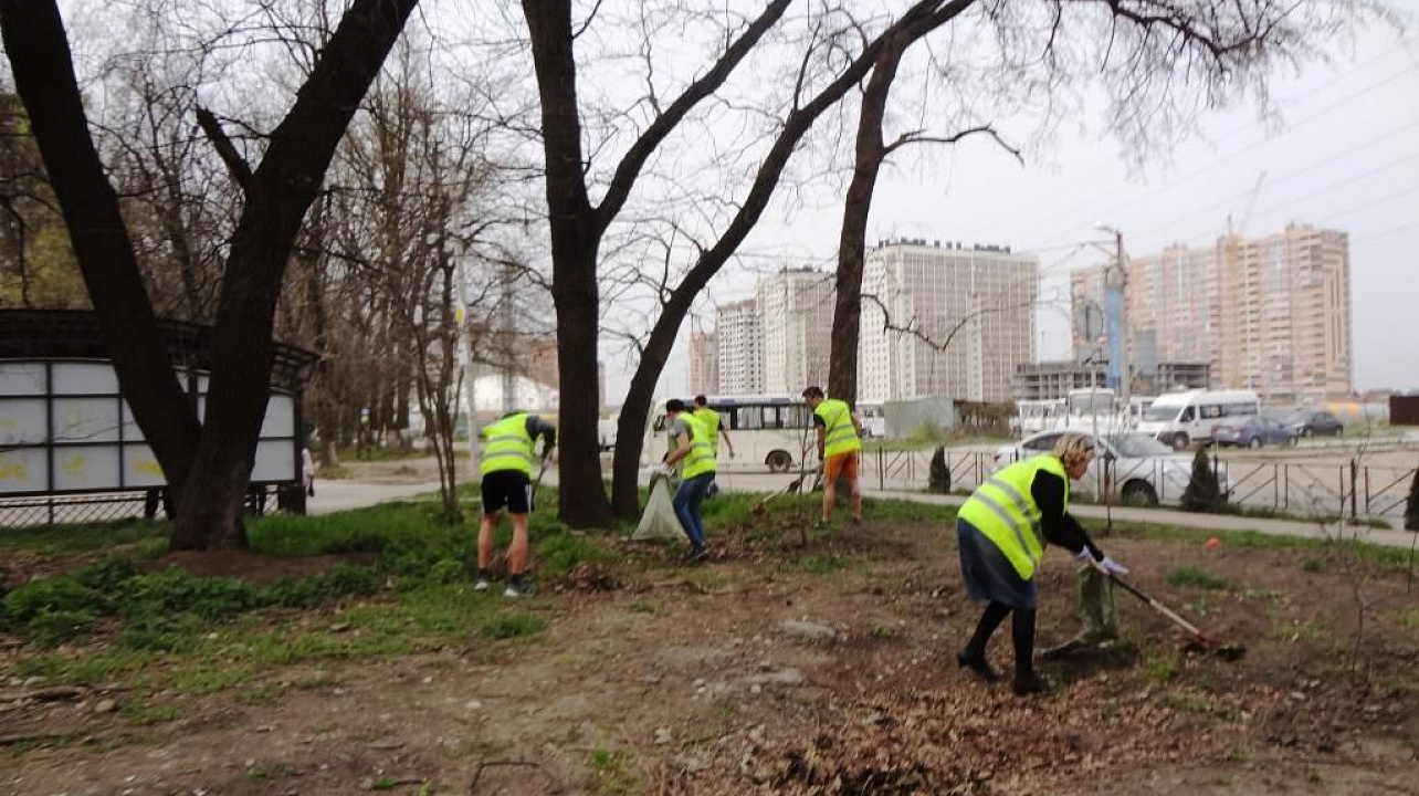 Жители улиц Героя Яцкова и Героев Разведчиков провели субботник
