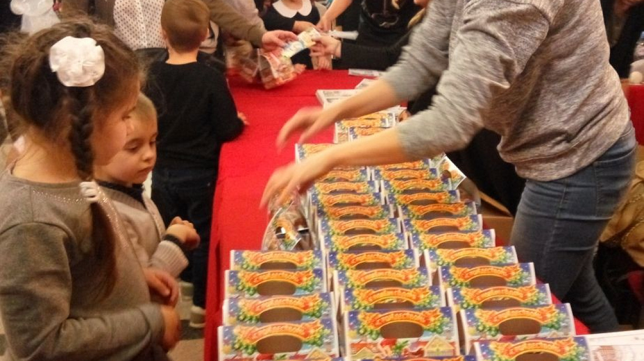 Дети Западного округа посетили новогоднее представление