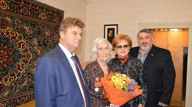 Вера Галушко вручила знаки отличия Почётного гражданина города Краснодара ветерану Великой Отечественной войны Антонине Ивановой