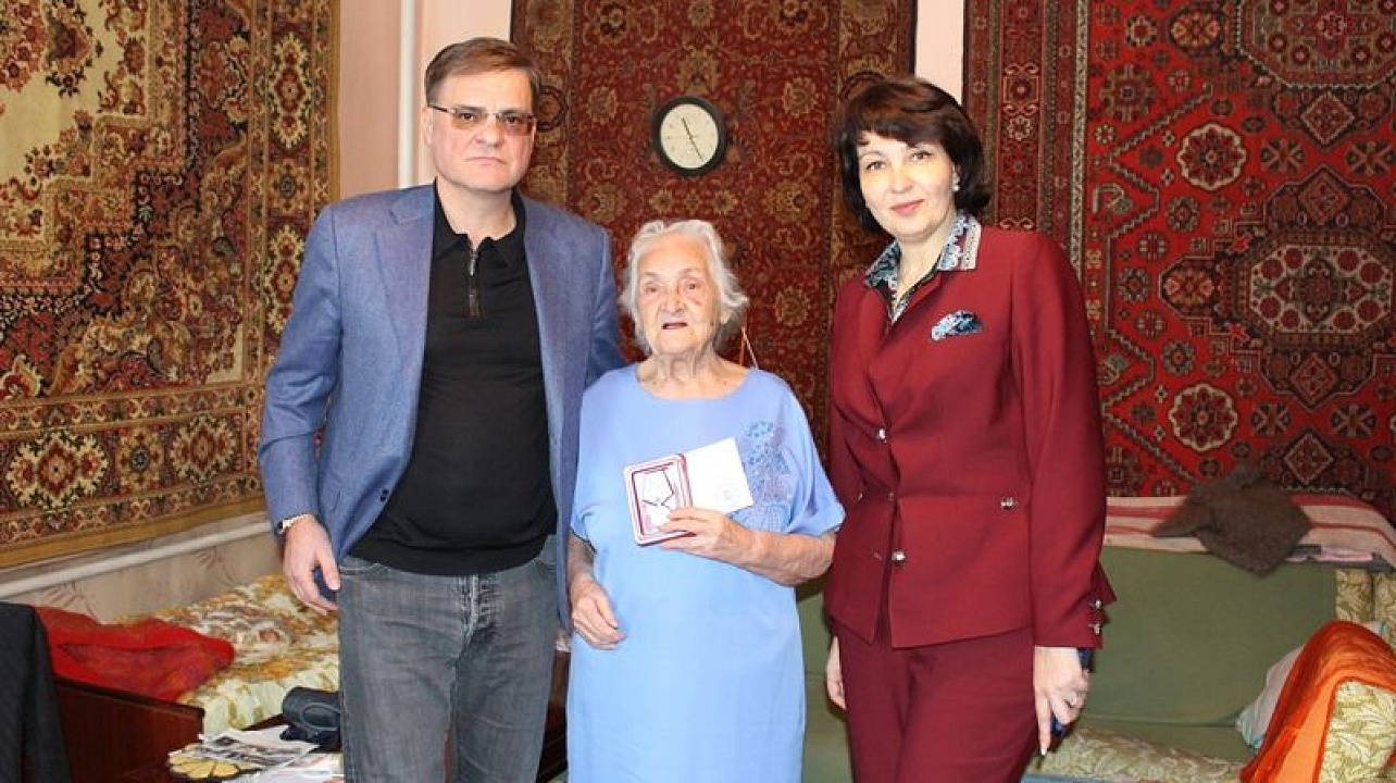 В Центральном округе продолжается вручение юбилейных медалей на дому