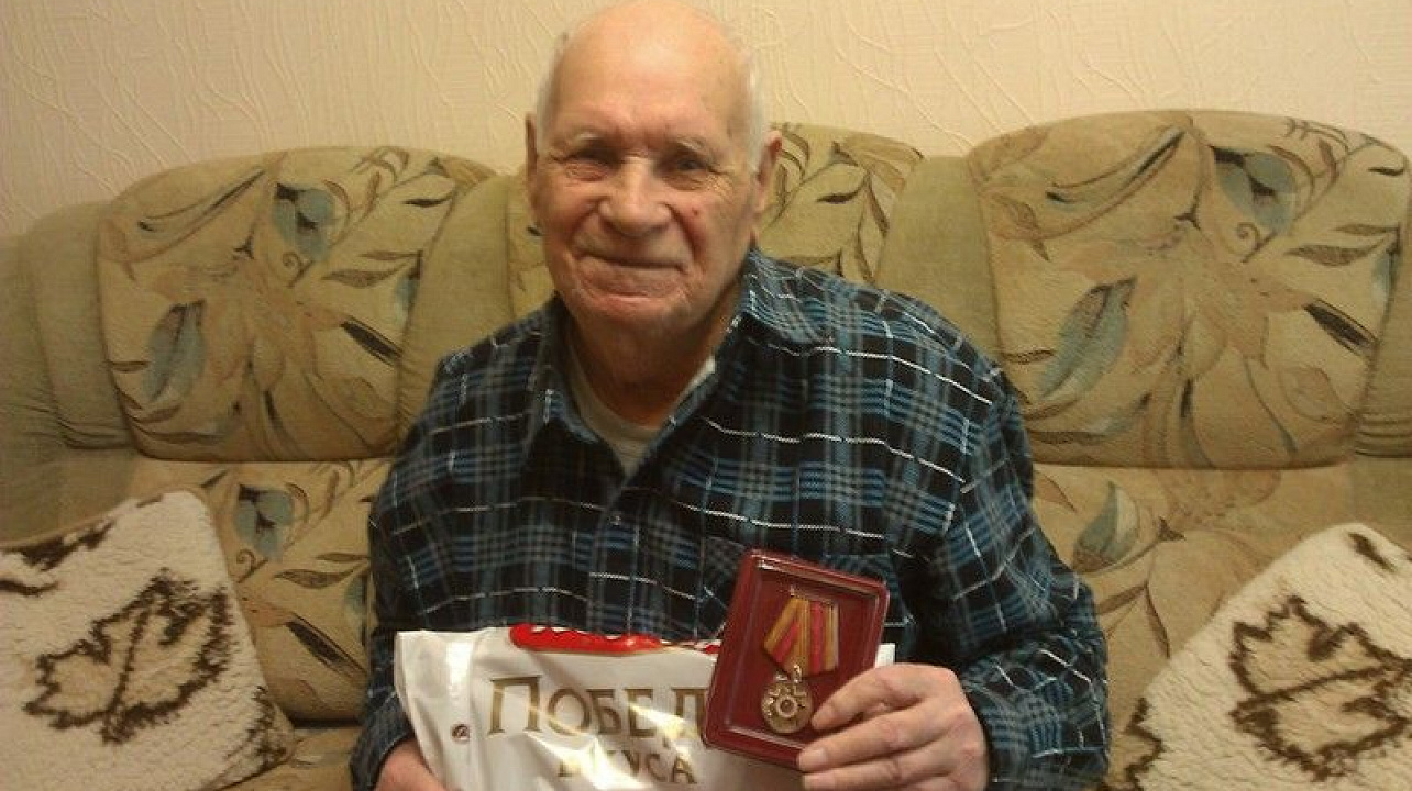 Ветеранам Центрального округа вручают юбилейные медали на дому