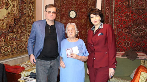 В Центральном округе продолжается вручение юбилейных медалей на дому