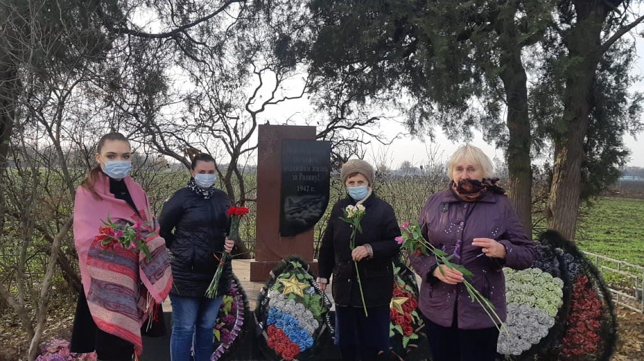 Сегодня глава администрации Прикубанского округа Александр Журавлев возложил цветы у могилы Неизвестного летчику по улице Совхозной