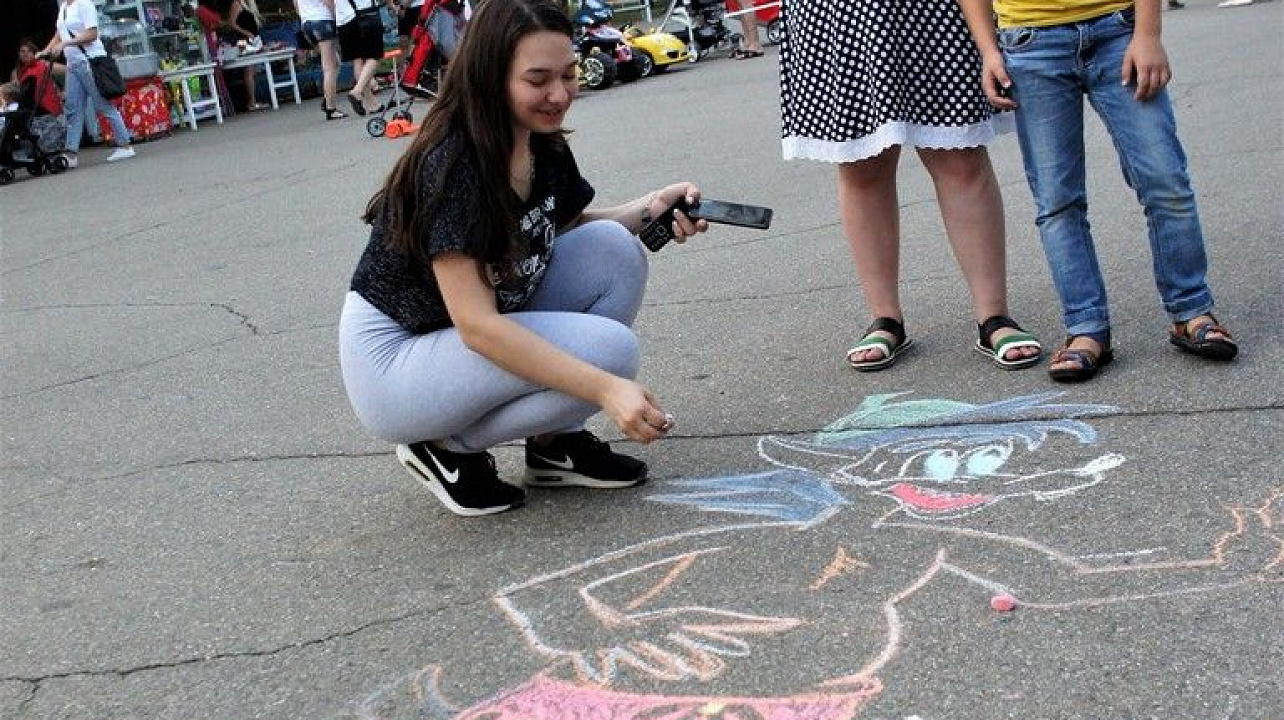 В Парке Победы состоялся конкурс детского рисунка на асфальте