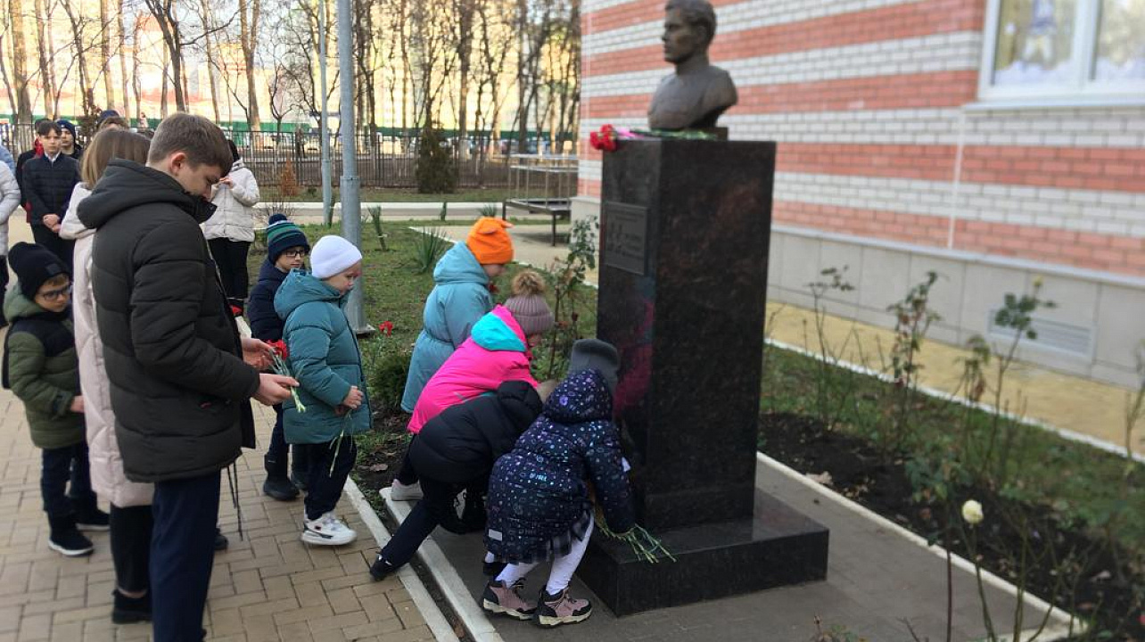 Сегодня у всех памятников и захоронений героев Великой Отечественной войны в Прикубанском округе прошли возложения цветов