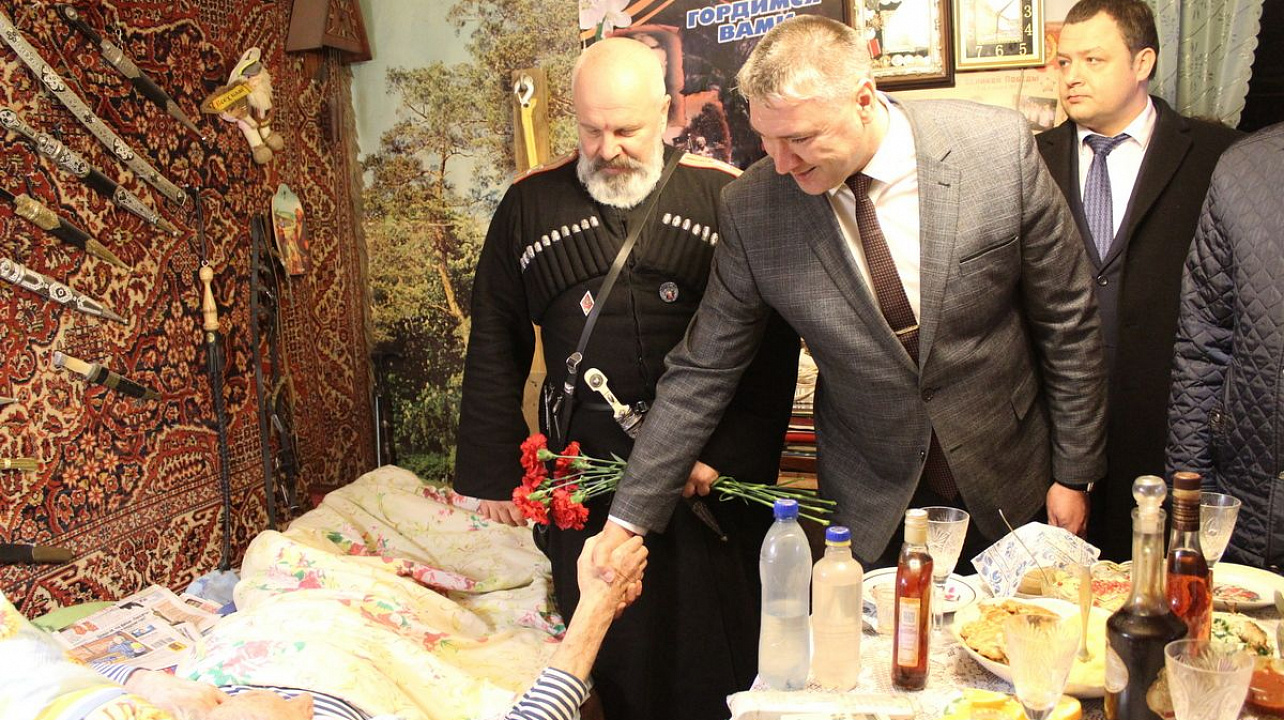 Вручили юбилейную медаль Почетному гражданину Краснодара, ветерану Великой Отечественной войны, участнику обороны Пашковской переправы Виталию Басию