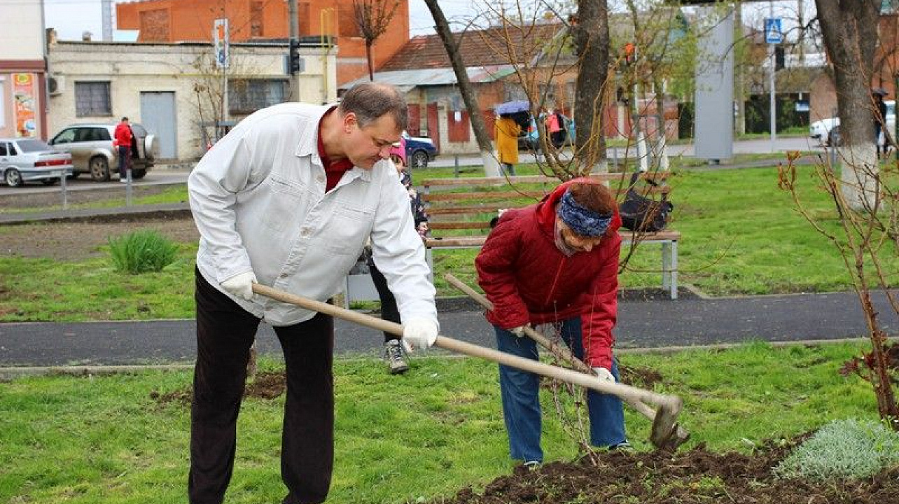 Более 3 тысяч общественников вышли на Всекубанский субботник