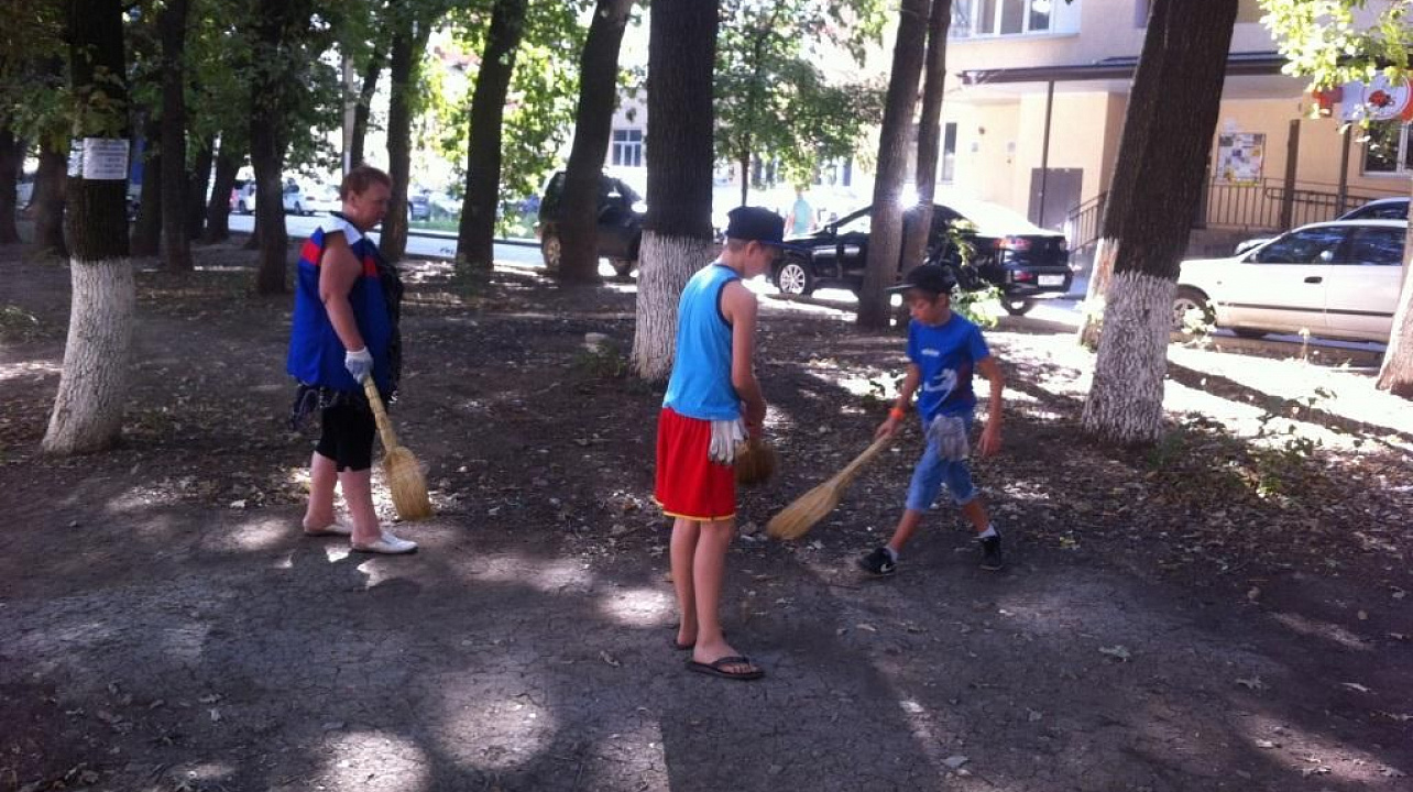 На Дубовой аллее по улице Героя Яцкова жители провели масштабный субботник