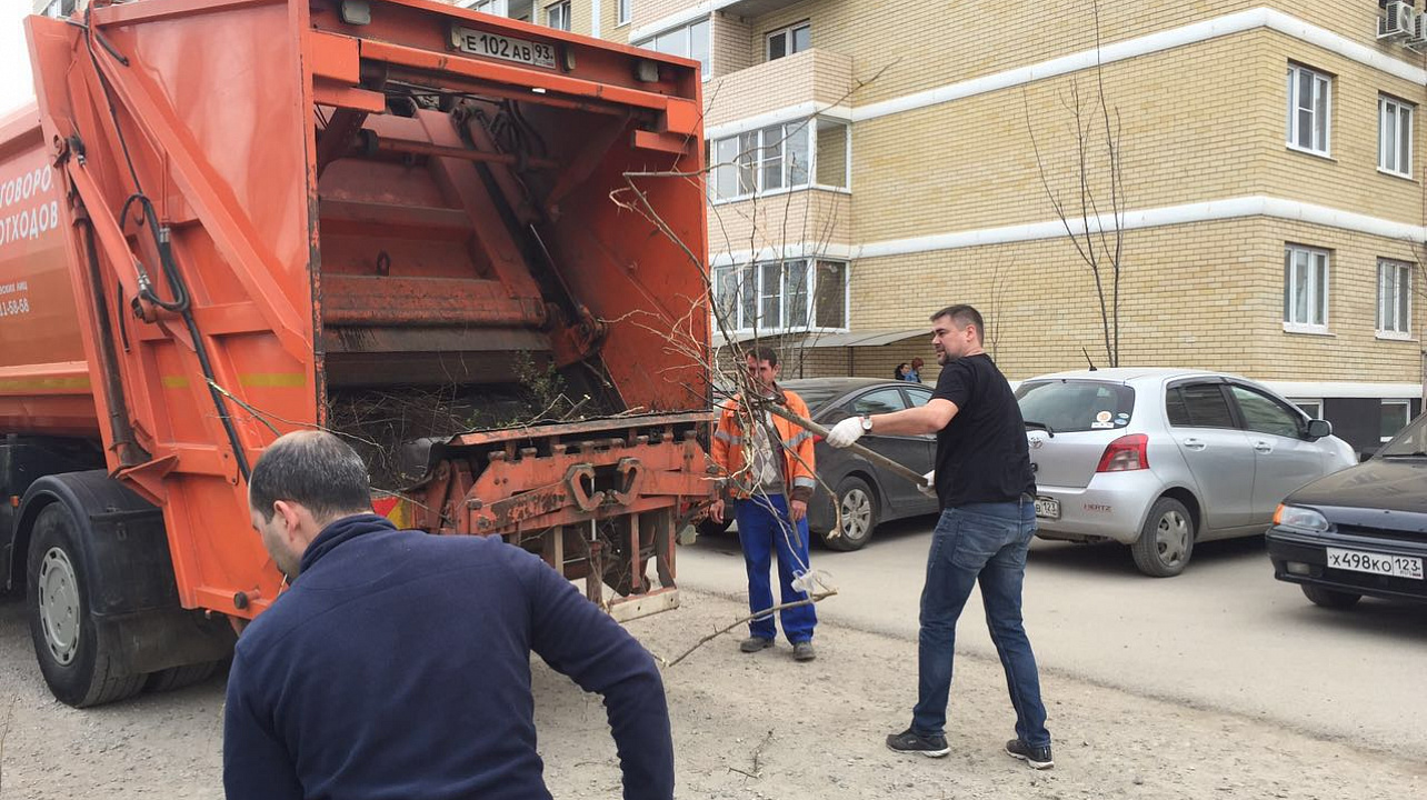 Жители Фестивального микрорайона поучаствовали в субботнике