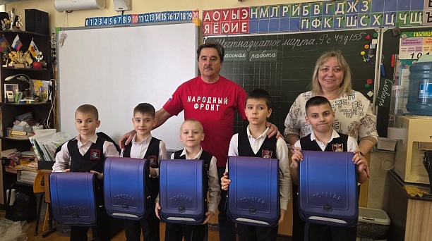 Сергей Камаринский посетил СОШ № 24 и поощрил отличников подарками