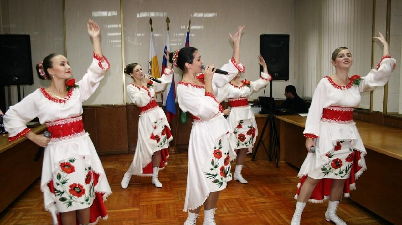 В Прикубанском округе ко Дню города наградили самых активных горожан и вручили паспорта молодежи