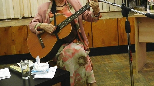 В библиотеке Западного округа состоялась творческая встреча «…Я обниму за талию гитару»