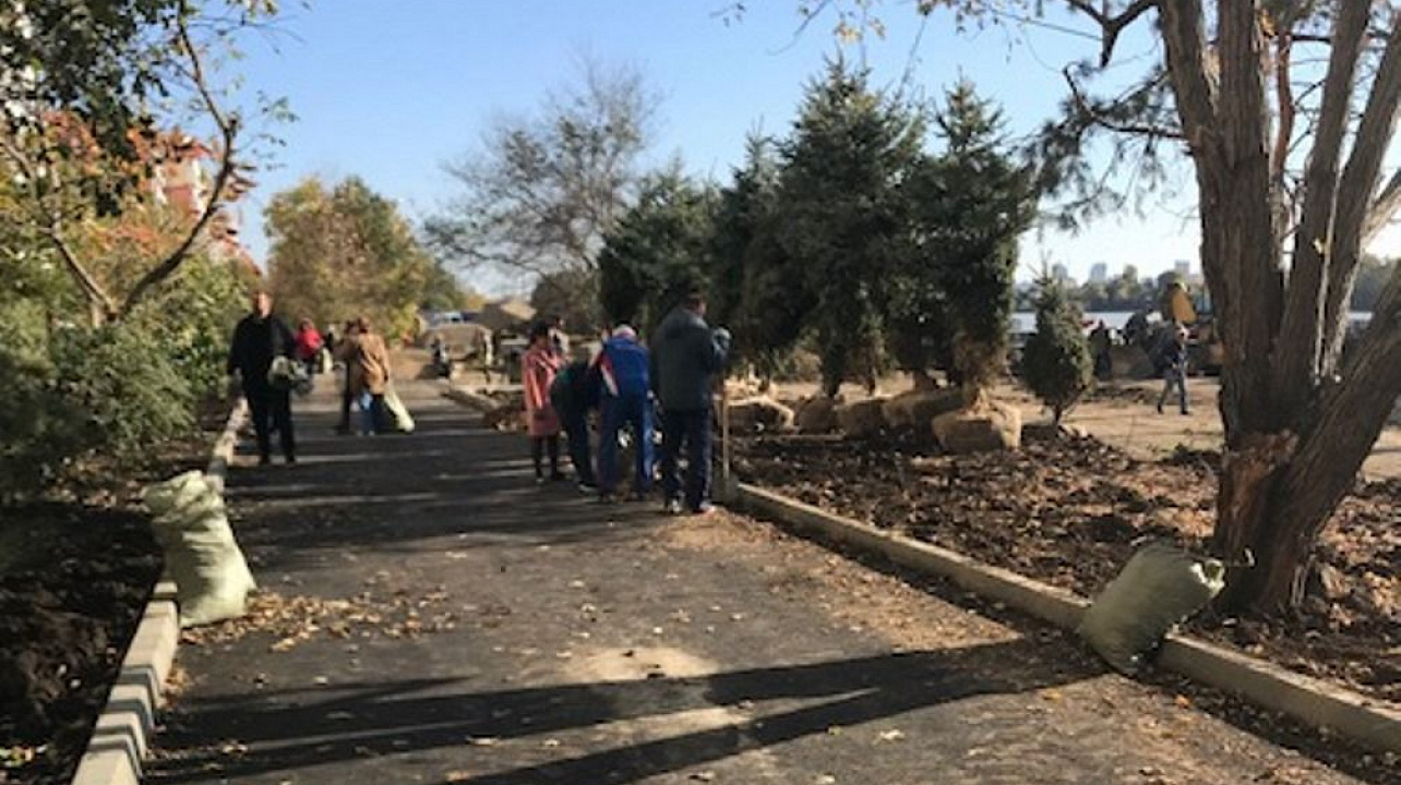 На аллее им.80-летия Краснодарского края в Западном округе продолжается благоустройство