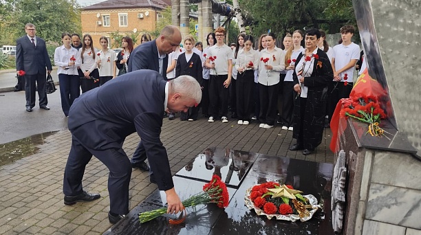 К 82-й годовщине освобождения Кубани в Прикубанском округе проходят возложения цветов у всех памятников времён Великой Отечественной войны