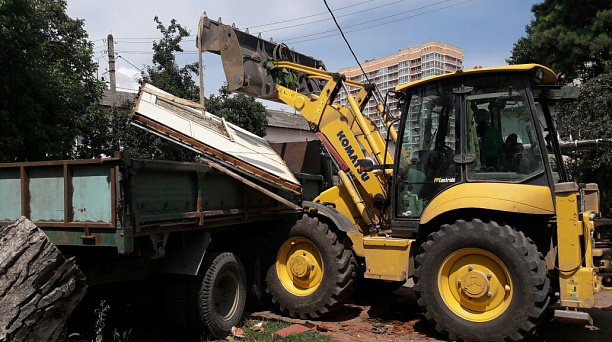 В Западном округе произвели снос ветхого строения