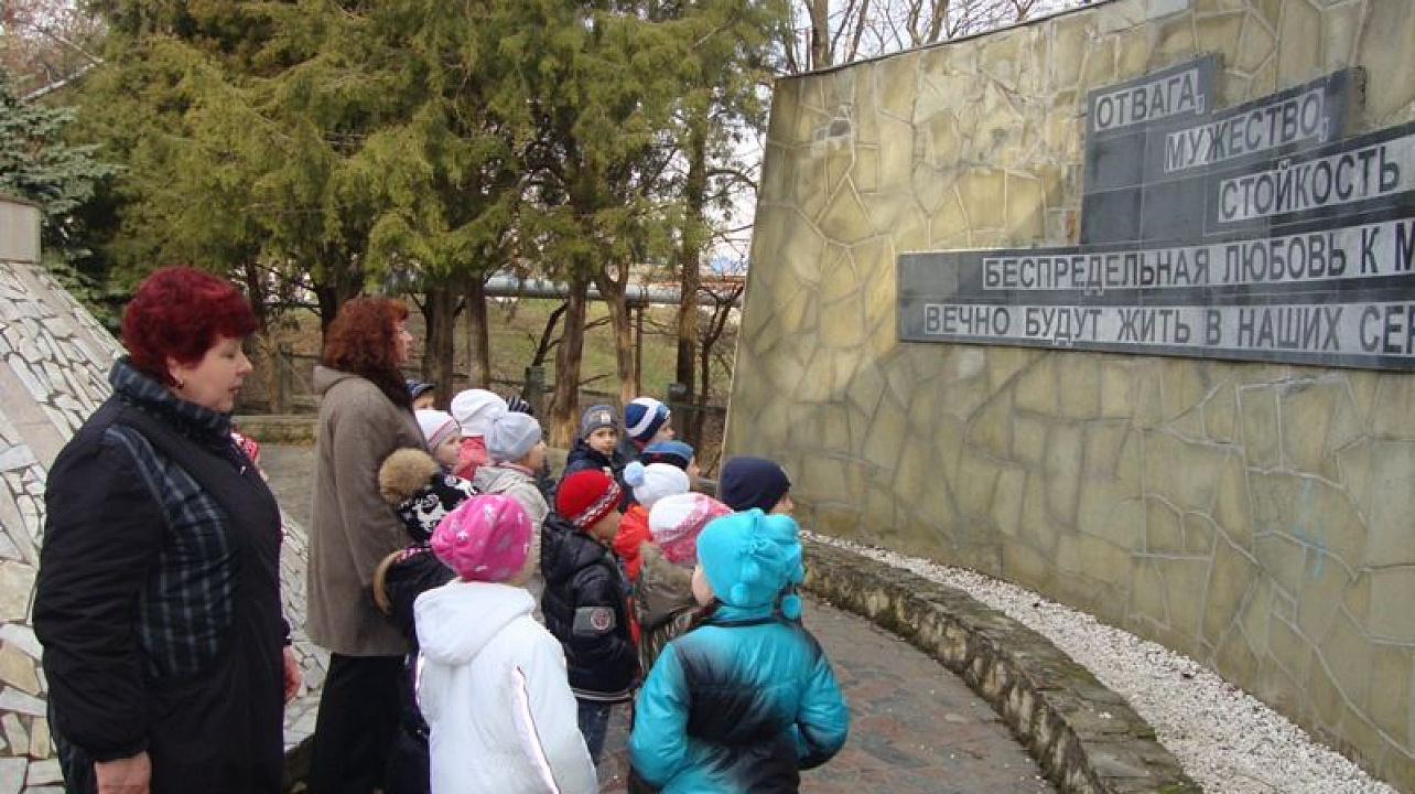 Воспитанники детского сада № 121 посетили памятник воинам-освободителям