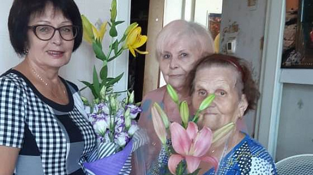 Труженицу тыла Валентину Дрягину поздравили с 85-летием