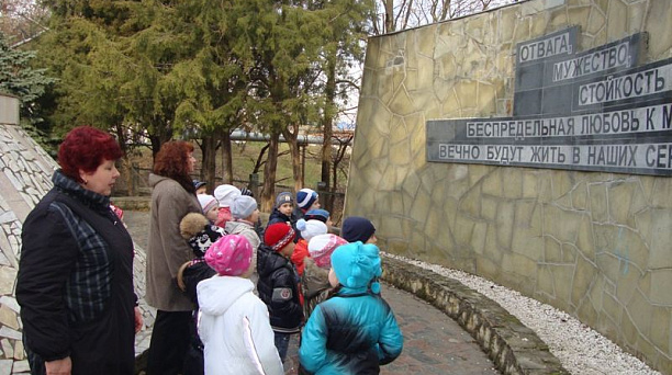 Воспитанники детского сада № 121 посетили памятник воинам-освободителям