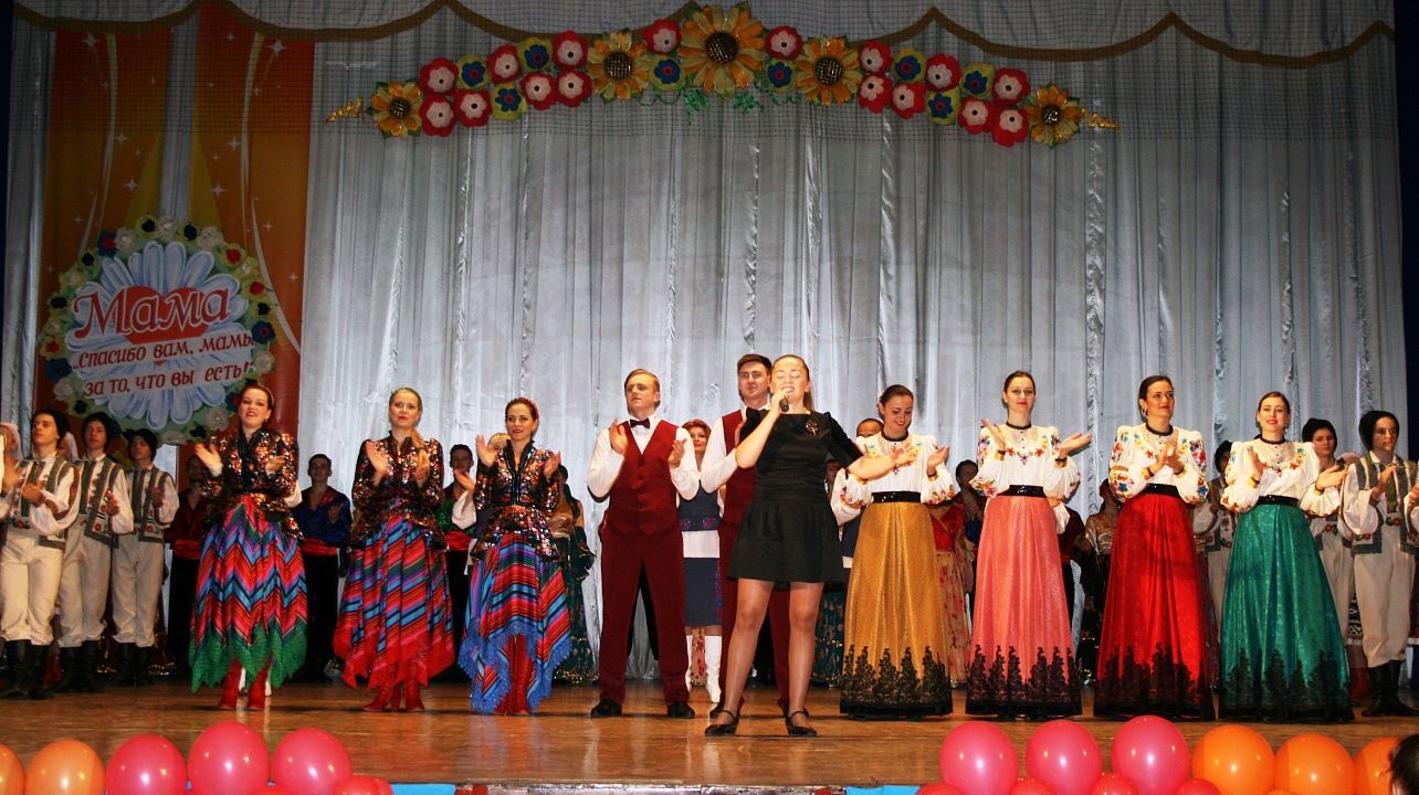 Депутат Государственной Думы Российской Федерации Дмитрий Ламейкин и глава Прикубанского округа Александр Журавлев поздравили многодетных мам с Днем матери