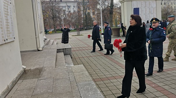 Торжественное возложение цветов прошло сегодня на знаковой площадке округа: в сквере им.маршала Г.К.Жукова 