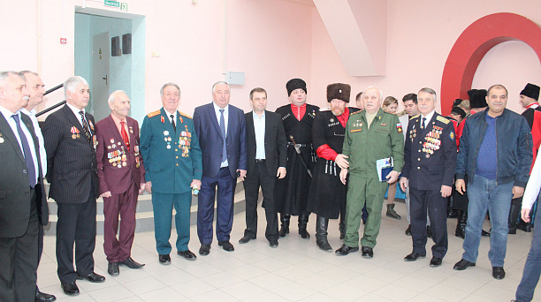 Ветераны Карасунского округа вручили новую книгу казакам Пашковского станичного казачьего общества