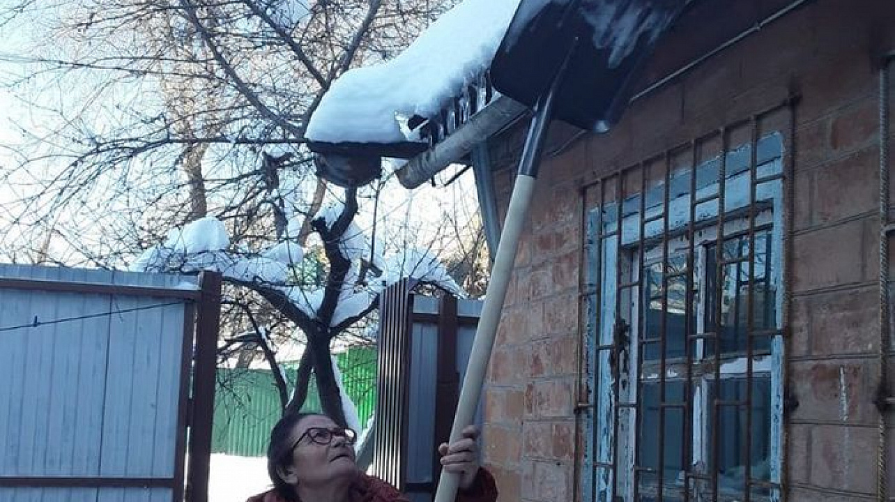 Жители Центрального округа вышли на очистку домов от сосулек